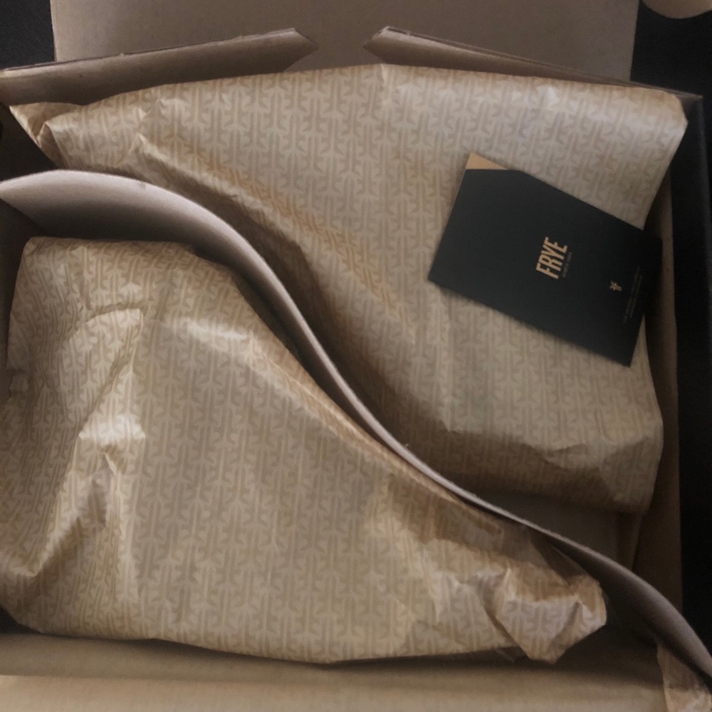 NIB $298 Frye Carly Chelsea Boot in Cognac! - Picture 10 of 11